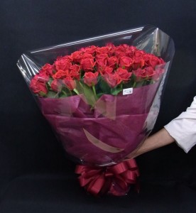 60本の赤バラの花束
